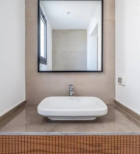 Freshly Minted: 1br Fanadir Marina Appartement *